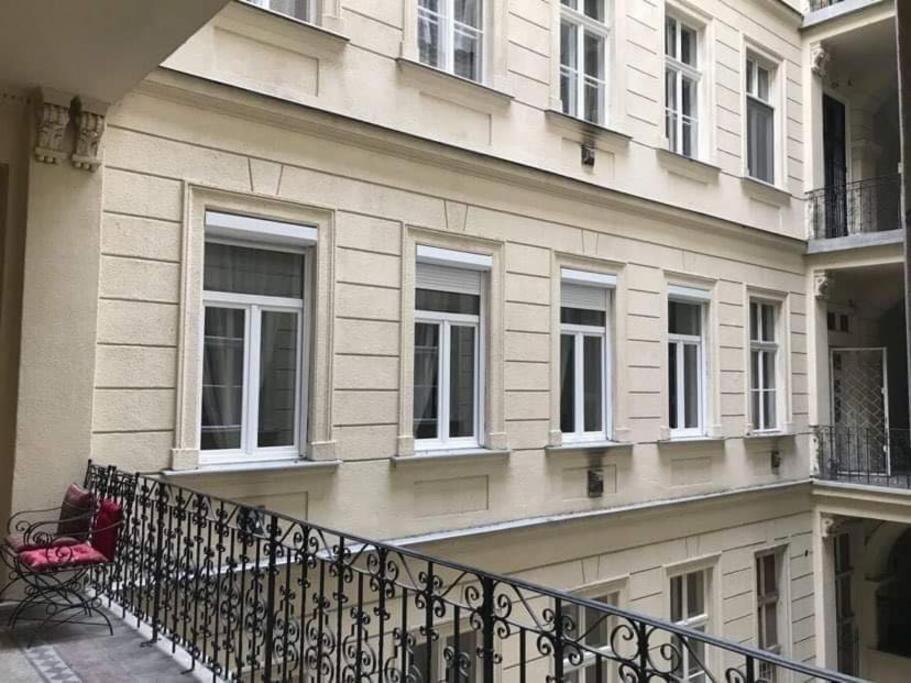 White Luxury Apartment Budapest Exterior photo